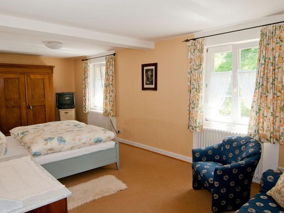 Bed, TV and multimedia, Bedroom