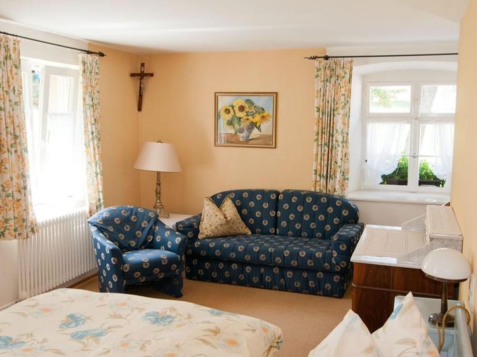 Bed, Seating area, Bedroom