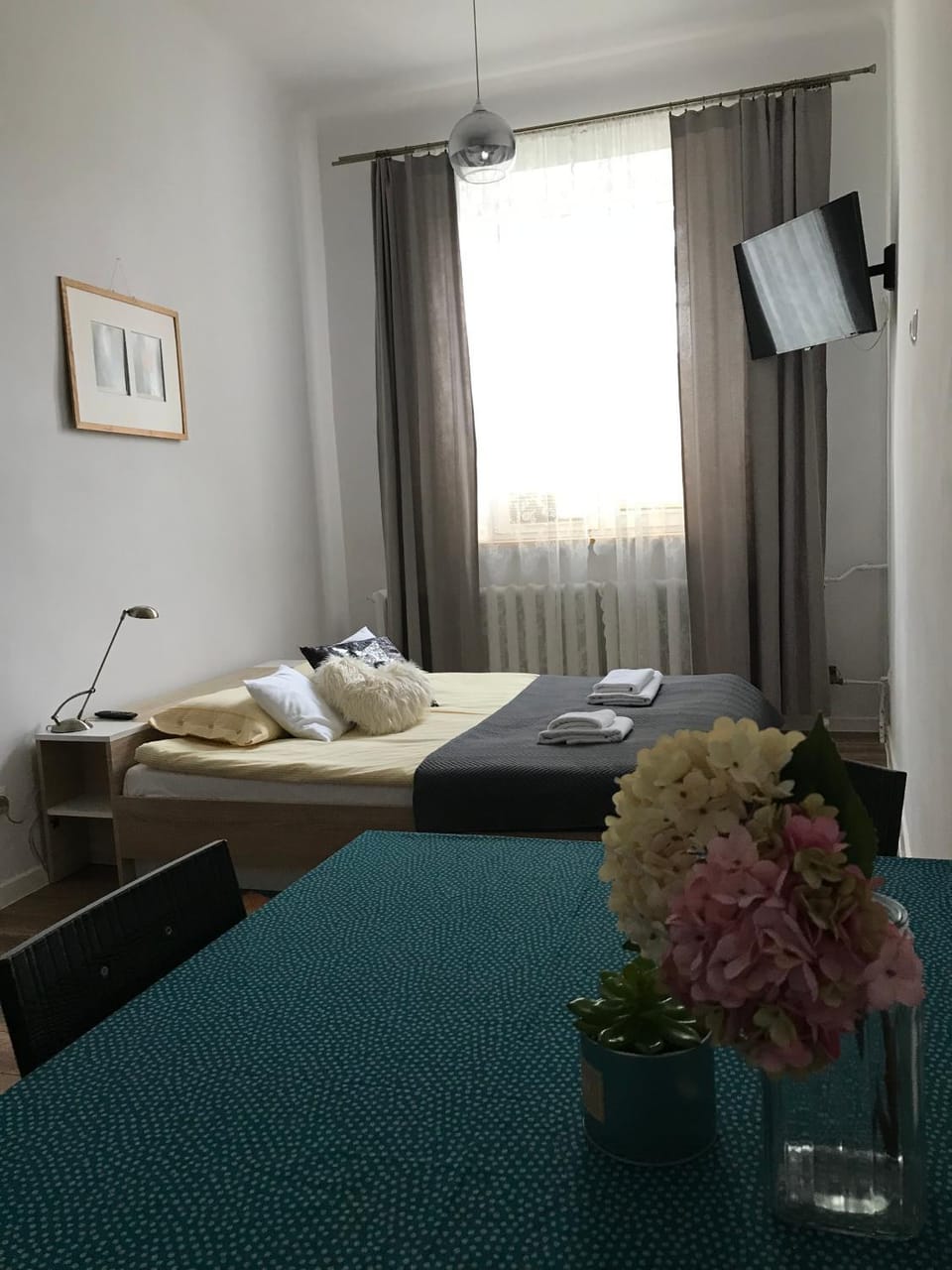 Bed, Food and drinks, Photo of the whole room, Bedroom