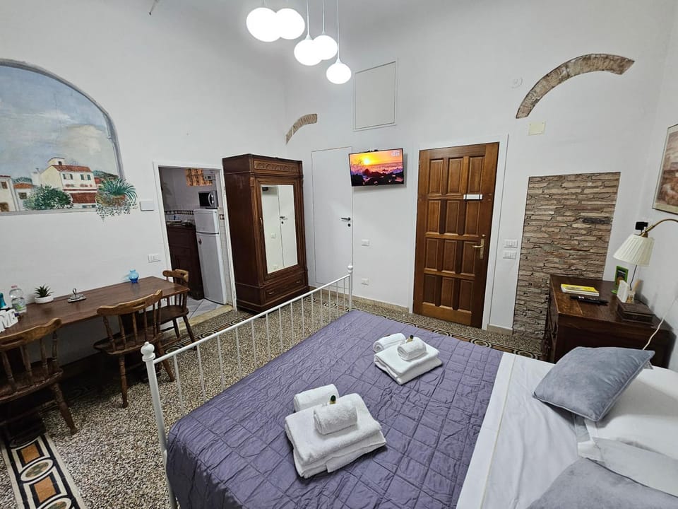 Bed, TV and multimedia, Living room, Photo of the whole room, Seating area, Dining area, Bedroom, towels, wardrobe