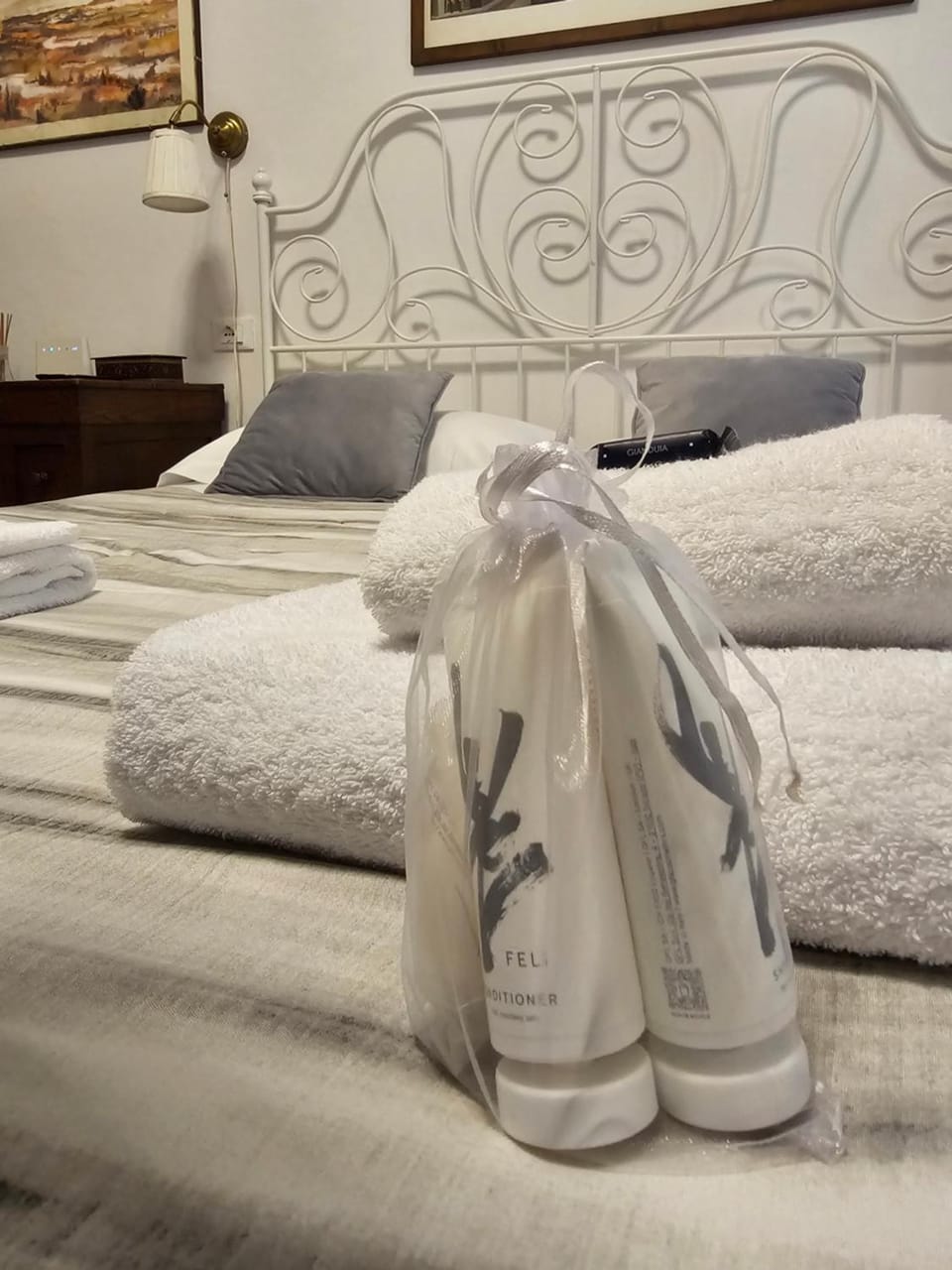 Bed, Bedroom, towels