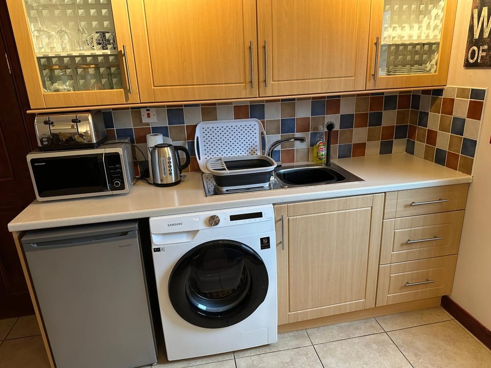Kitchen or kitchenette, washing machine