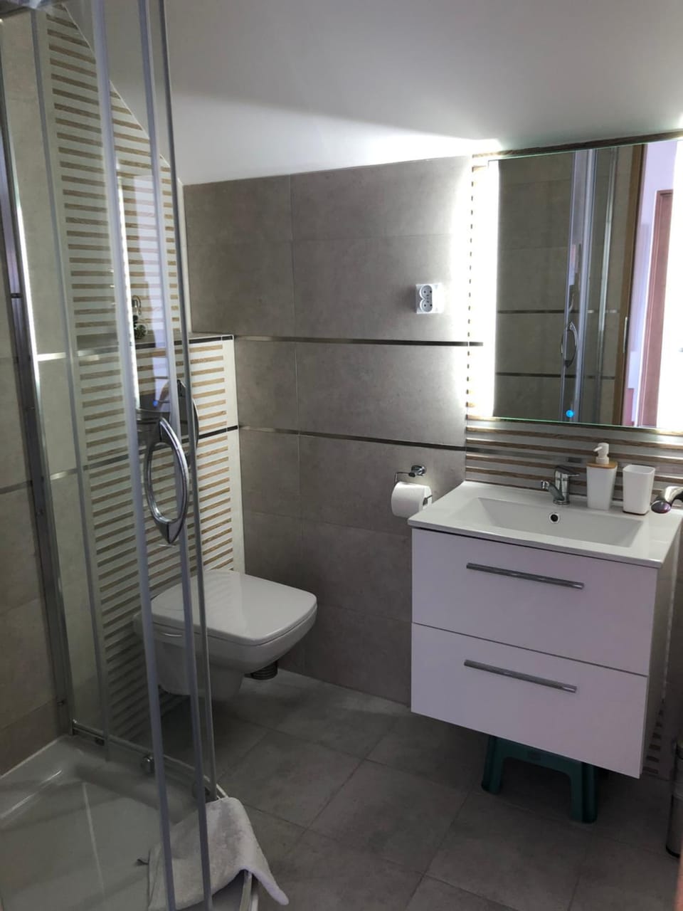 Shower, Toilet, Bathroom, towels