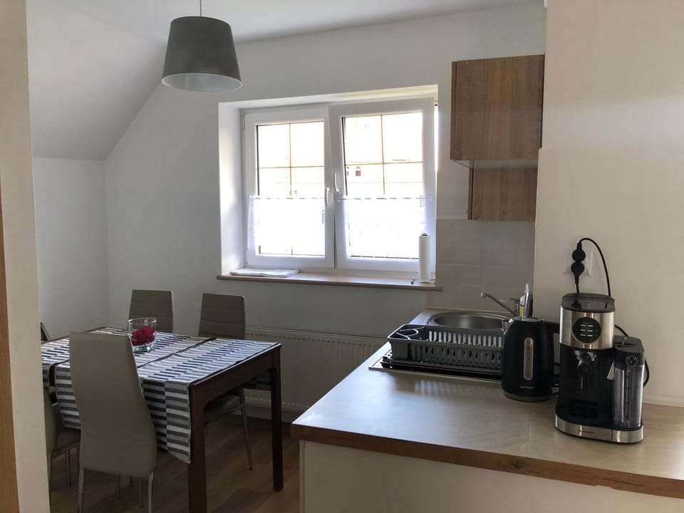 Coffee/tea facilities, Kitchen or kitchenette, Dining area, stove, toaster