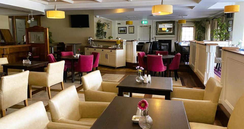 Restaurant/places to eat, Lounge or bar