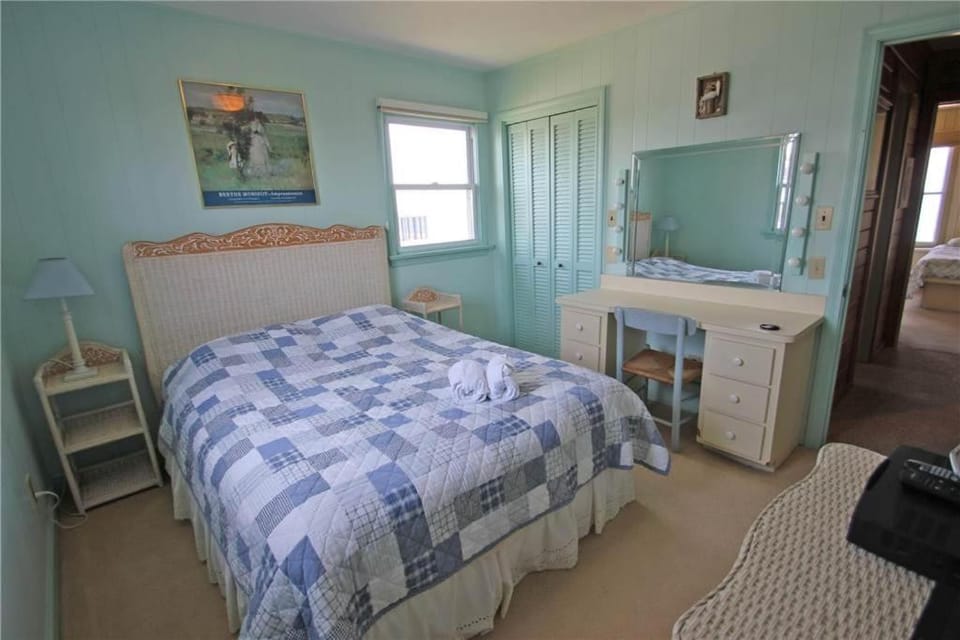 Bed, TV and multimedia, Bedroom