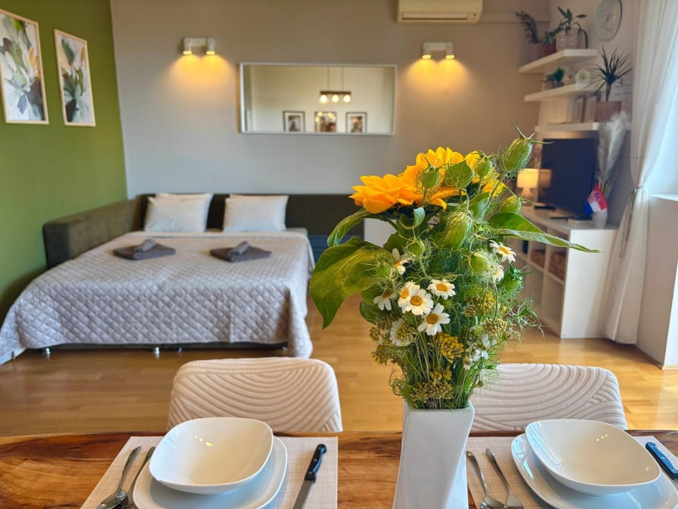 Bed, Living room, Seating area, Dining area, air conditioner