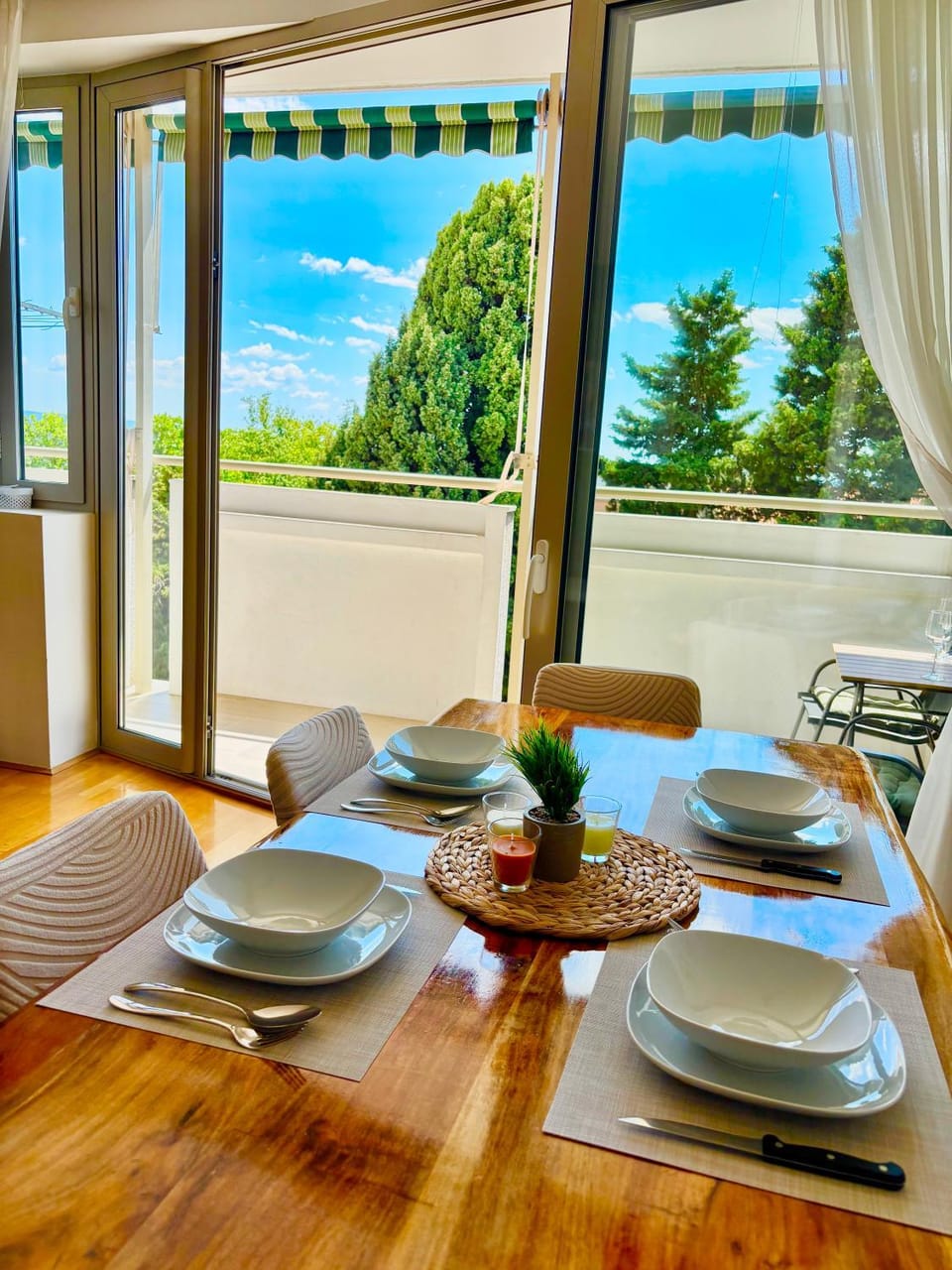 View (from property/room), Balcony/Terrace, Food and drinks, Seating area, Food, Sea view