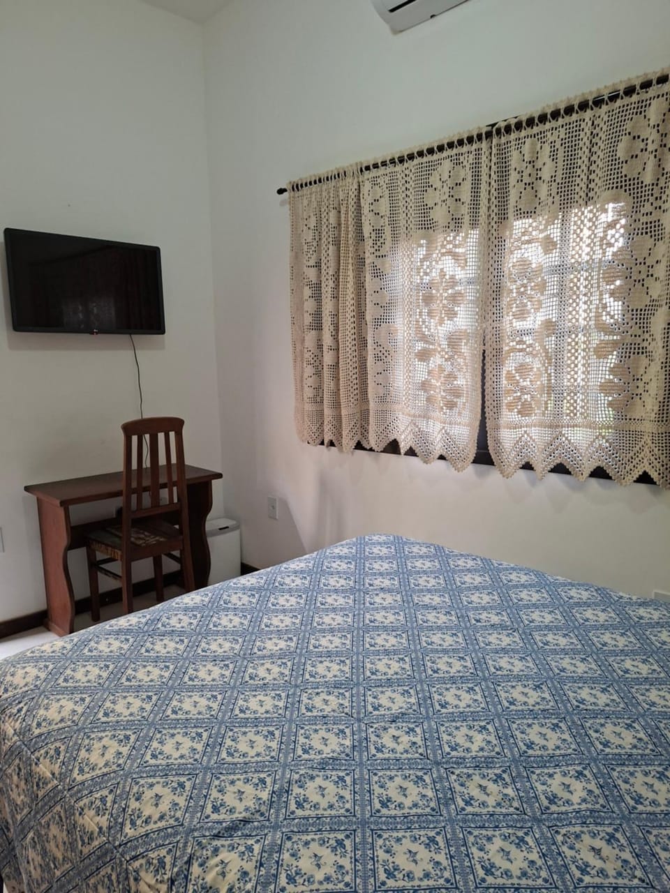 Bed, TV and multimedia, Photo of the whole room