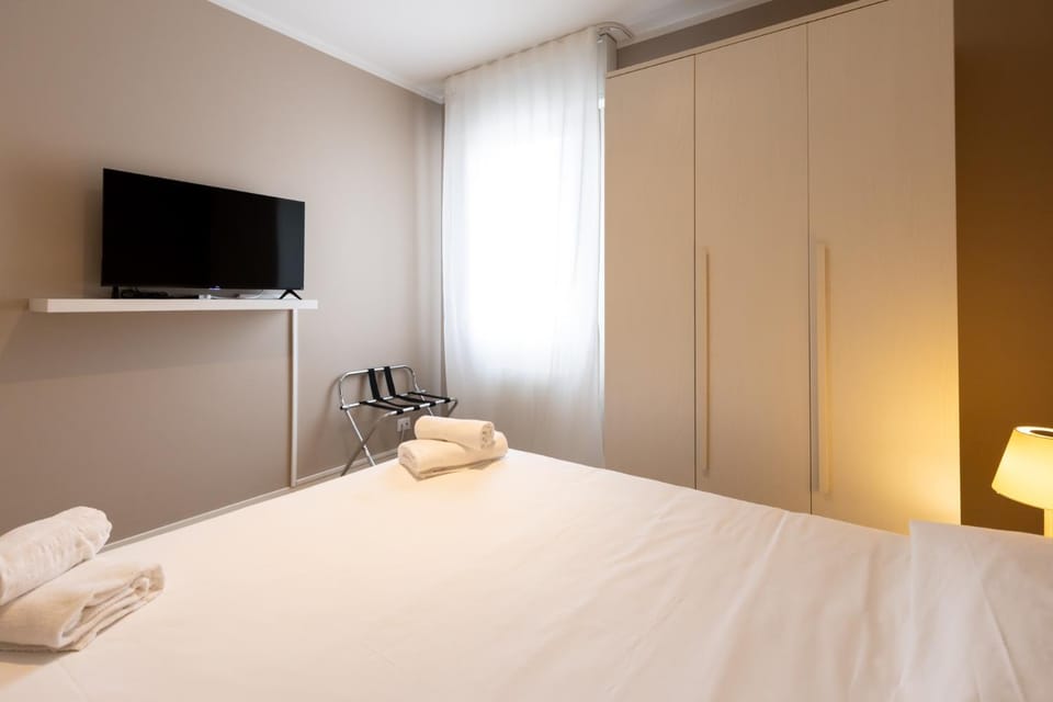 Bed, TV and multimedia, Bedroom, wardrobe