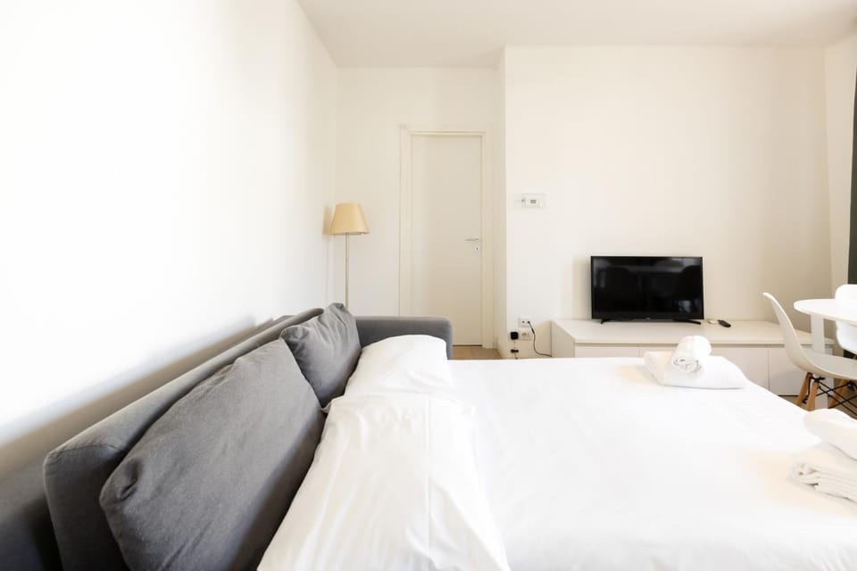 Bed, TV and multimedia, Living room, Seating area, Dining area