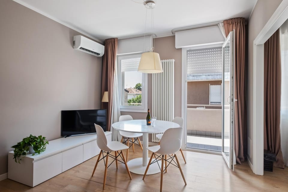 TV and multimedia, Balcony/Terrace, Living room, Seating area, Dining area, air conditioner