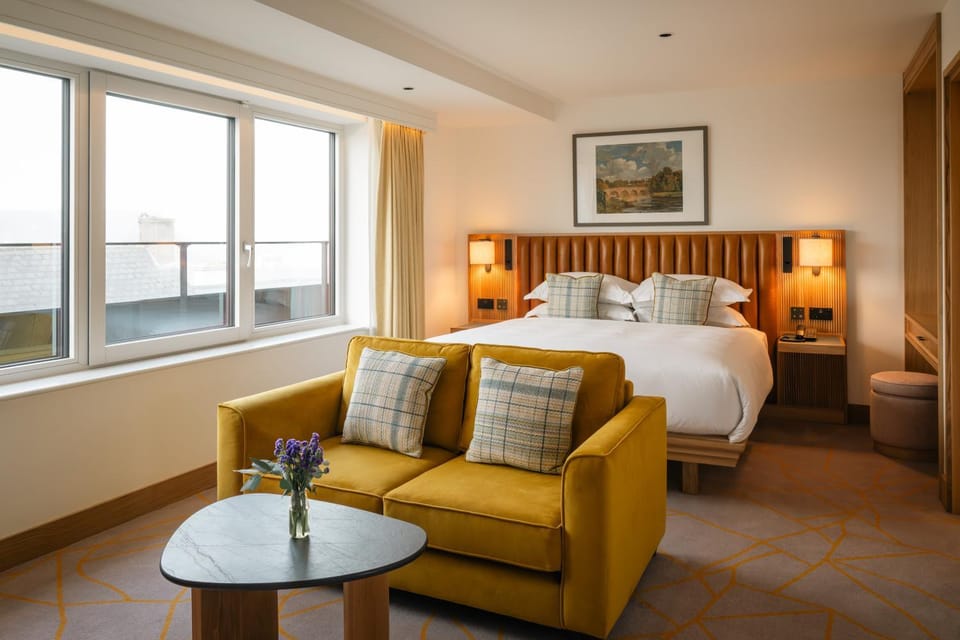 Photo of the whole room, Seating area