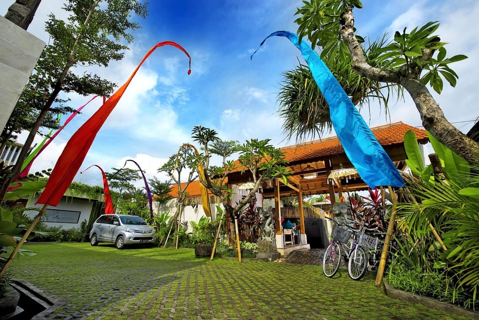 Facade/entrance, Natural landscape, Garden view, Street view