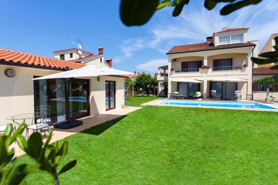 Property building, Garden, Swimming pool, Swimming pool