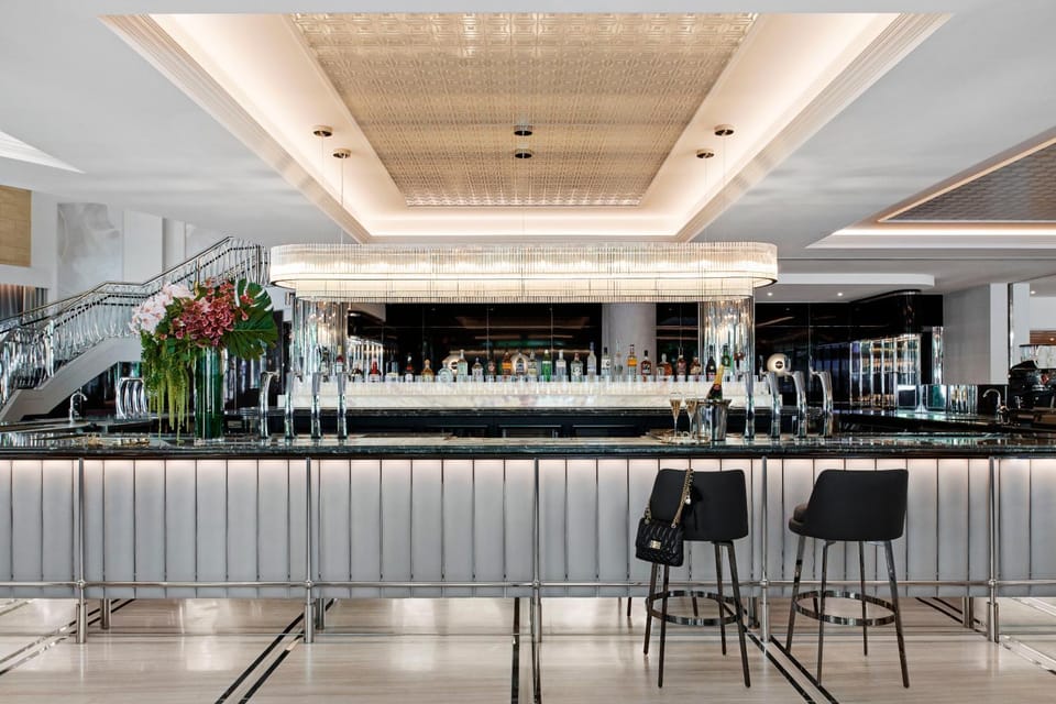 Restaurant/places to eat, Lounge or bar