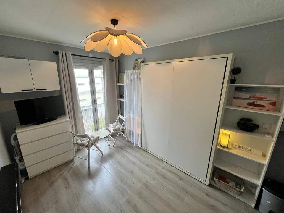 Bed, TV and multimedia, Living room