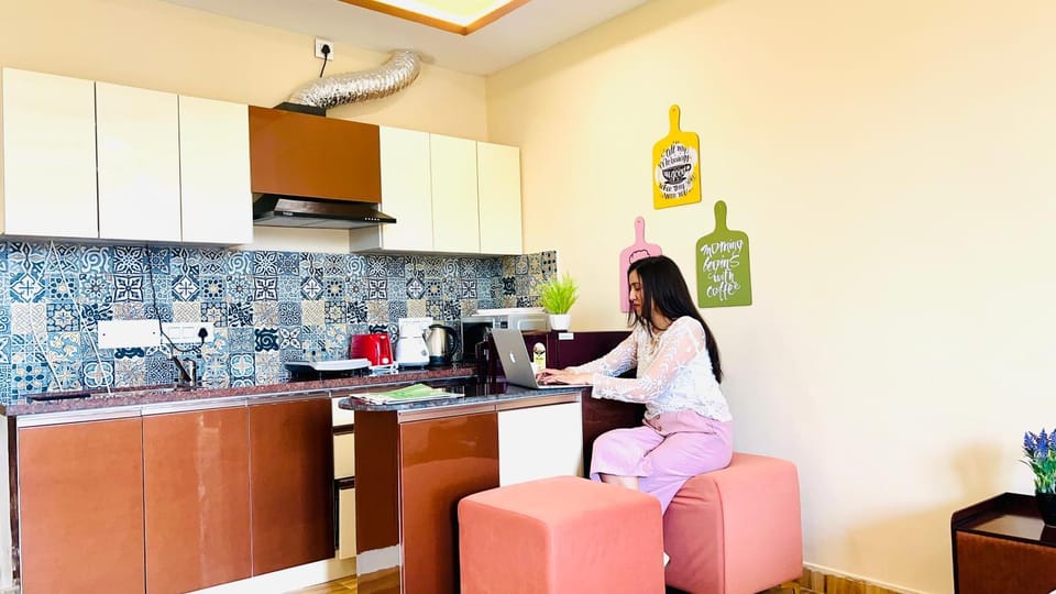 Kitchen or kitchenette, Seating area, microwave