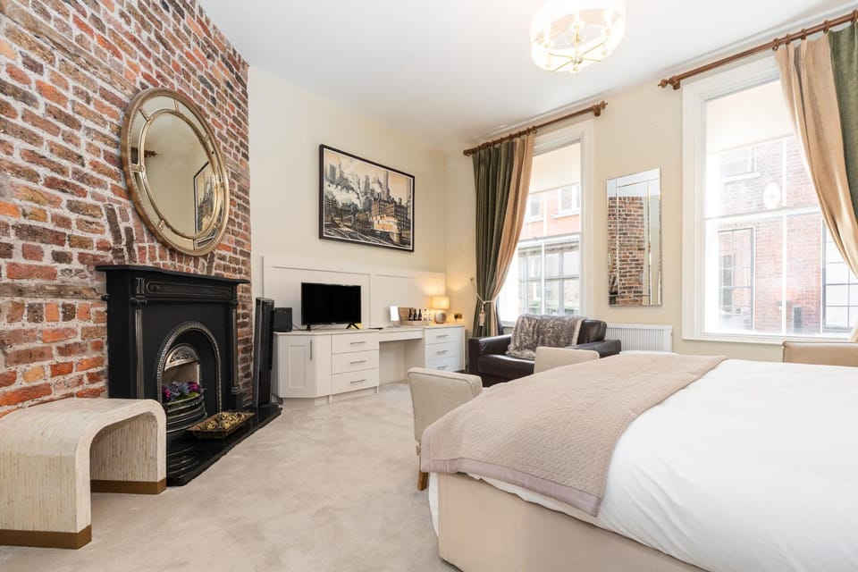 Bed, TV and multimedia, View (from property/room), Bedroom