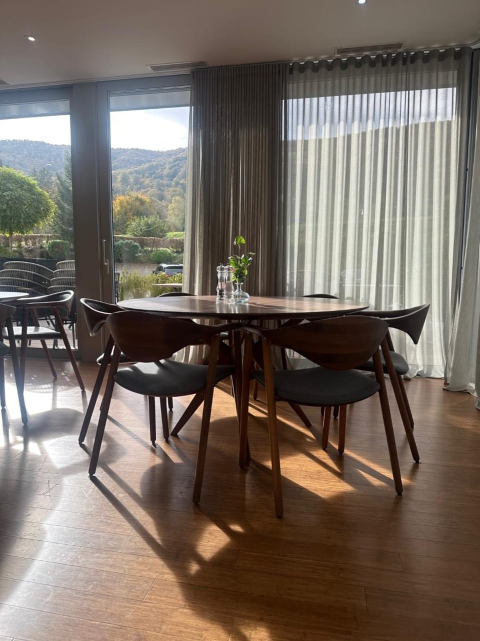 Restaurant/places to eat, Natural landscape, Mountain view, Breakfast