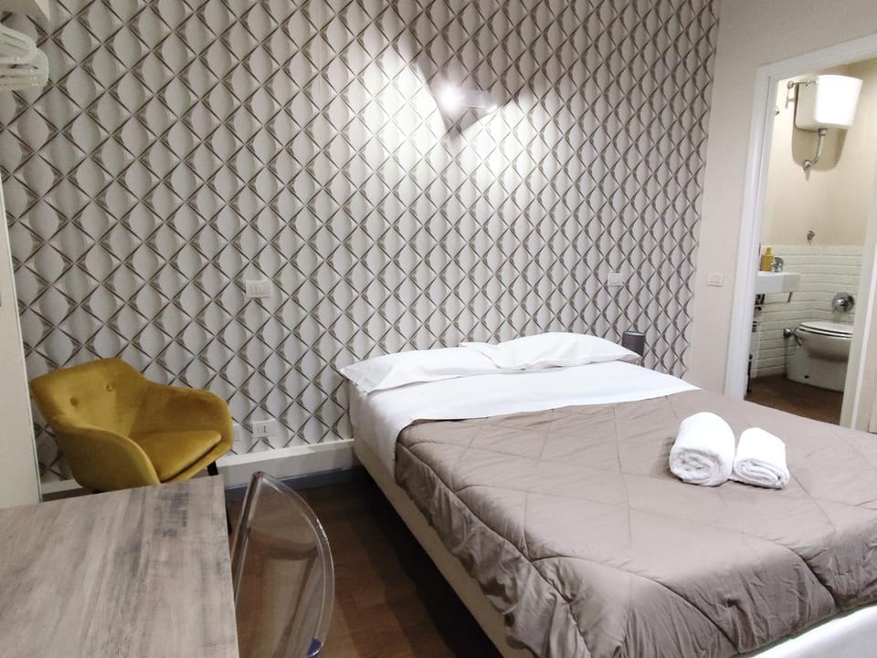 Bed, Photo of the whole room, towels