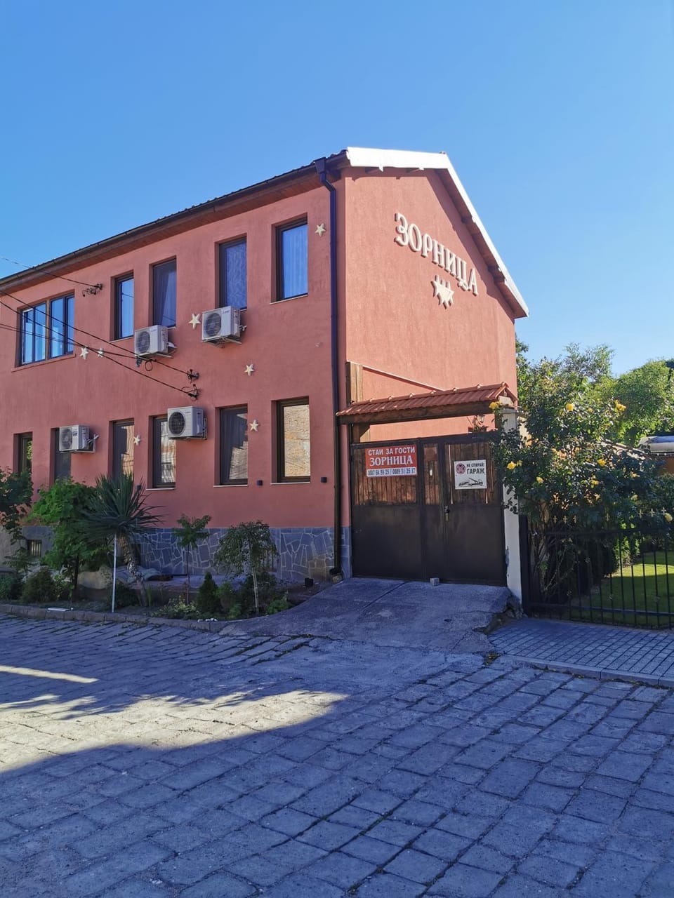 Property building, Facade/entrance, Day