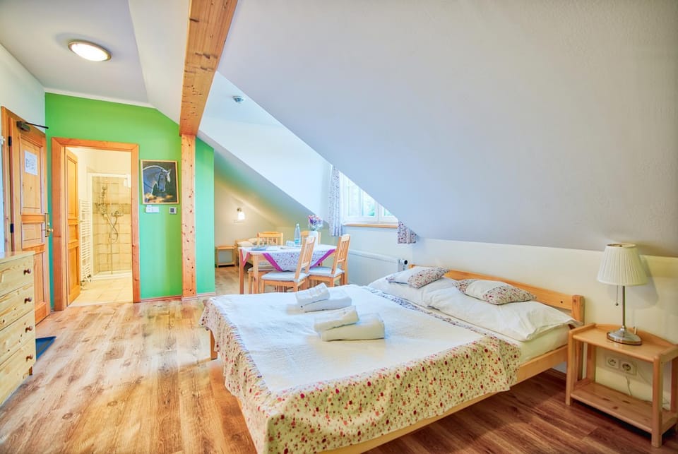 Bed, Bedroom, towels