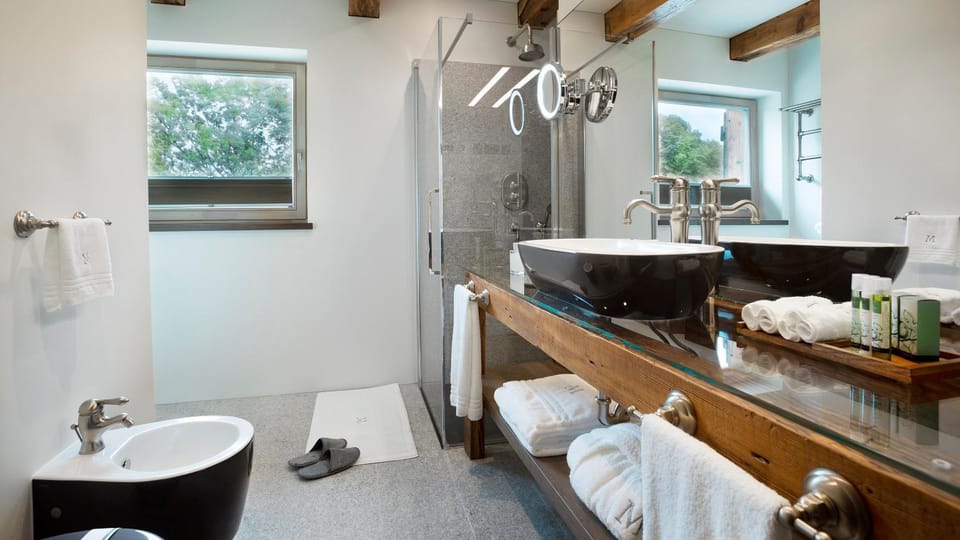 Shower, Toilet, Bathroom, Photo of the whole room, Quiet street view