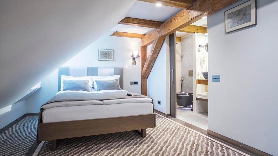 Bed, Bathroom, Bedroom, River view, Quiet street view