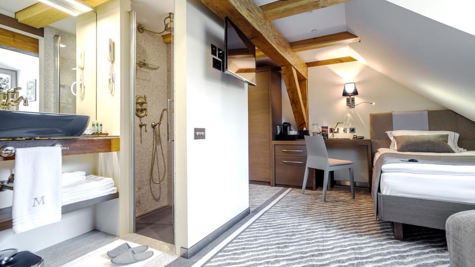 Shower, Bed, Bathroom, TV and multimedia, Bedroom, Quiet street view