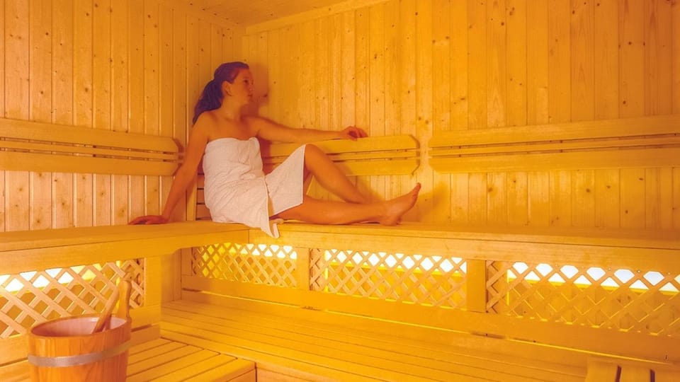 Sauna, Guests