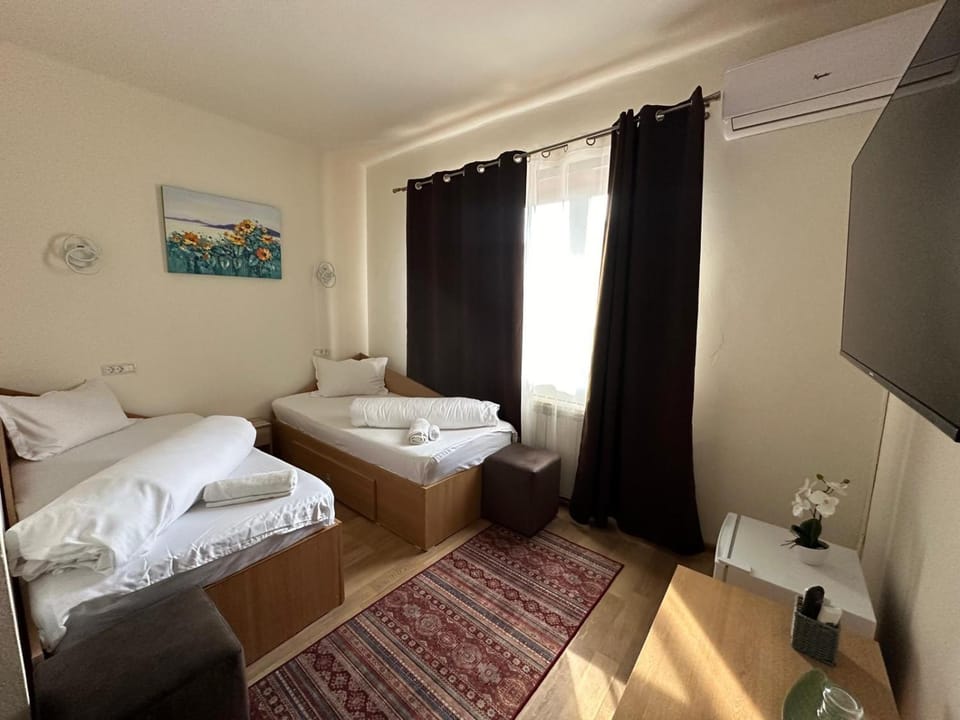 Bed, TV and multimedia, Bedroom