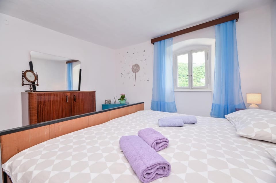 Bed, Photo of the whole room, Bedroom, towels