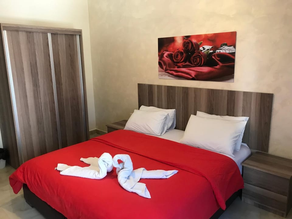 Bed, Photo of the whole room, Bedroom, towels