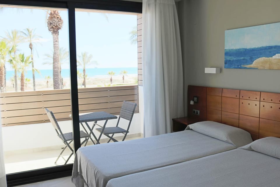 Bed, Balcony/Terrace, Photo of the whole room, Bedroom, Sea view, Street view