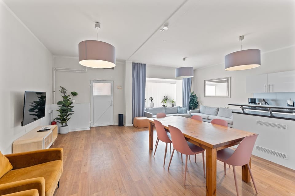 TV and multimedia, Kitchen or kitchenette, Living room, Seating area, Dining area