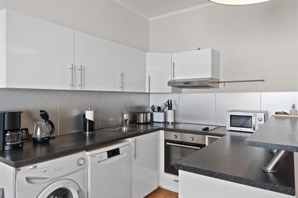 Coffee/tea facilities, Kitchen or kitchenette, dishwasher, oven, stove, toaster, washing machine