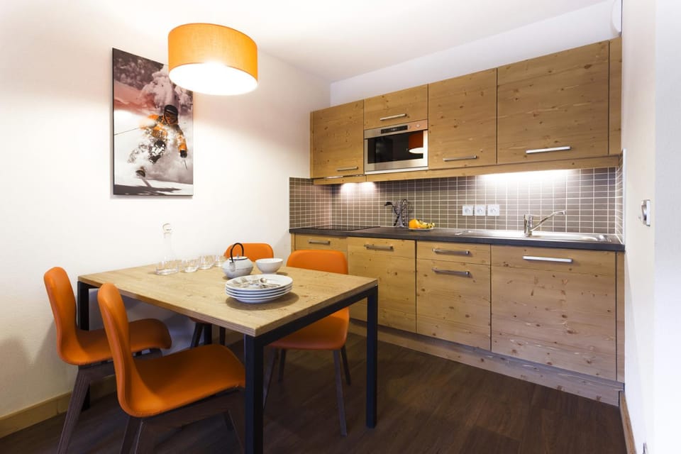 Coffee/tea facilities, Kitchen or kitchenette, Dining area, Area and facilities