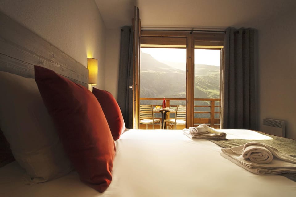 Bed, People, Decorative detail, Bedroom, Mountain view, Family