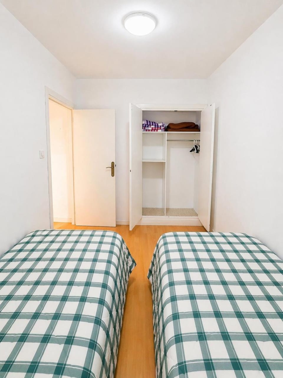 Bed, Photo of the whole room, Bedroom, wardrobe