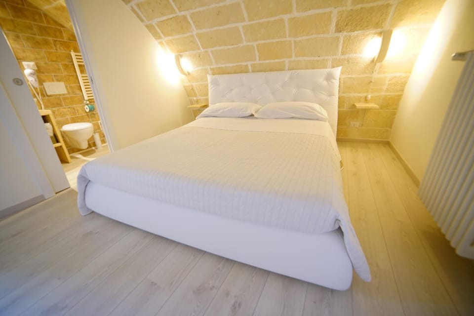 Bed, Photo of the whole room, Decorative detail, Bedroom