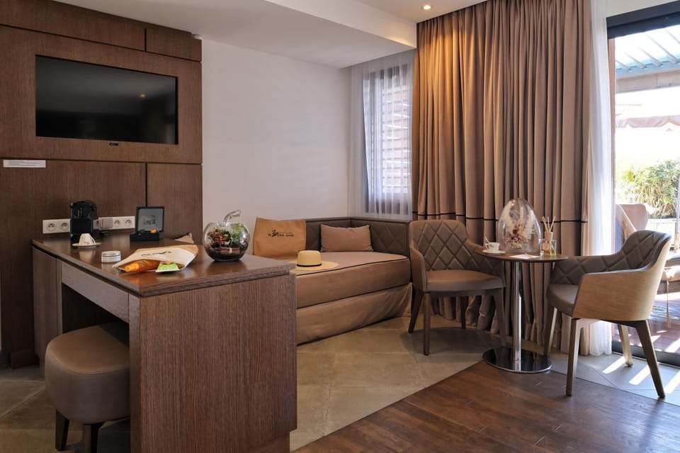 Communal lounge/ TV room