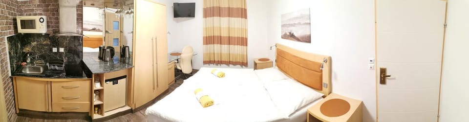 Staff, Photo of the whole room, kitchen