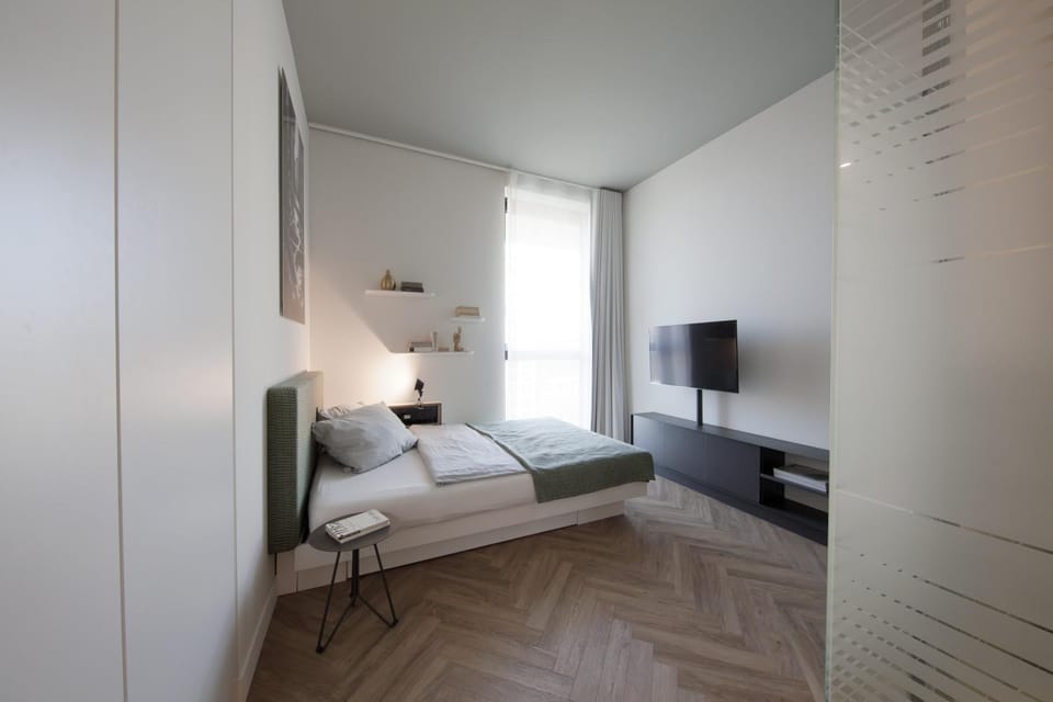 Bed, TV and multimedia, Photo of the whole room, Bedroom