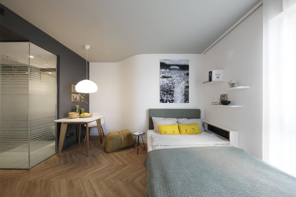 Bed, Photo of the whole room, Seating area, Bedroom