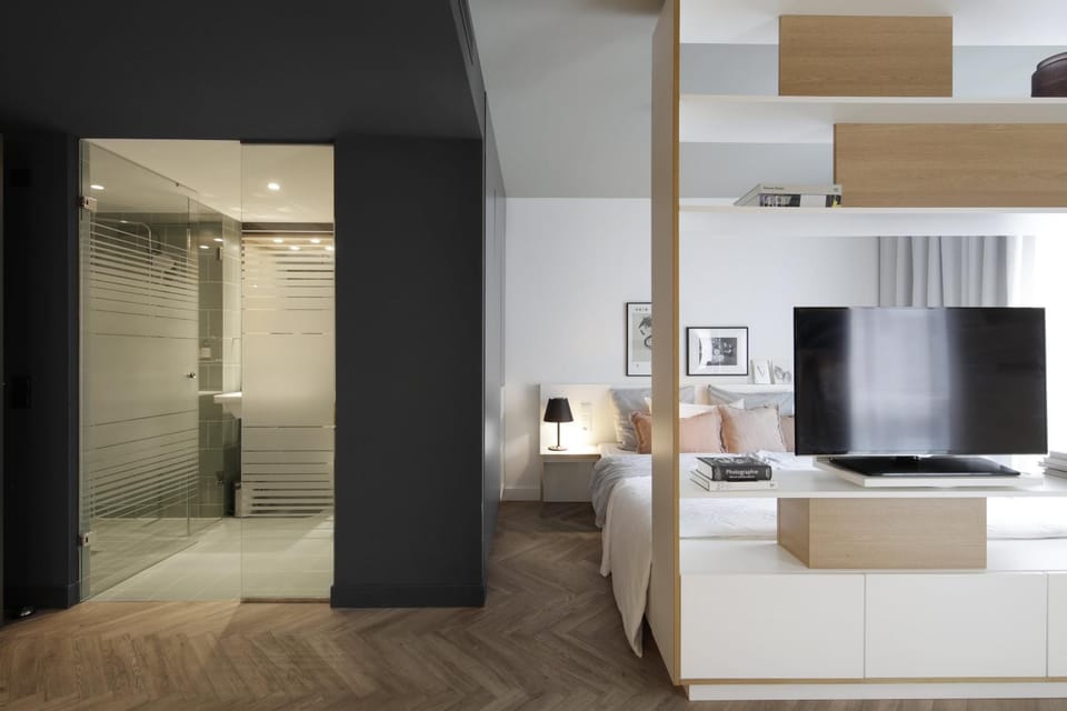 Shower, Bed, Bathroom, TV and multimedia, Photo of the whole room, Bedroom