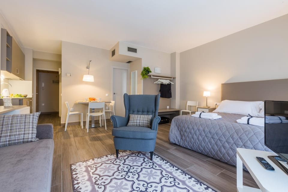 Bed, TV and multimedia, Living room, Photo of the whole room, Seating area, Bedroom