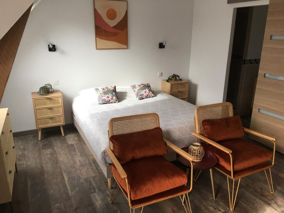 Bed, Living room, Photo of the whole room, Bedroom