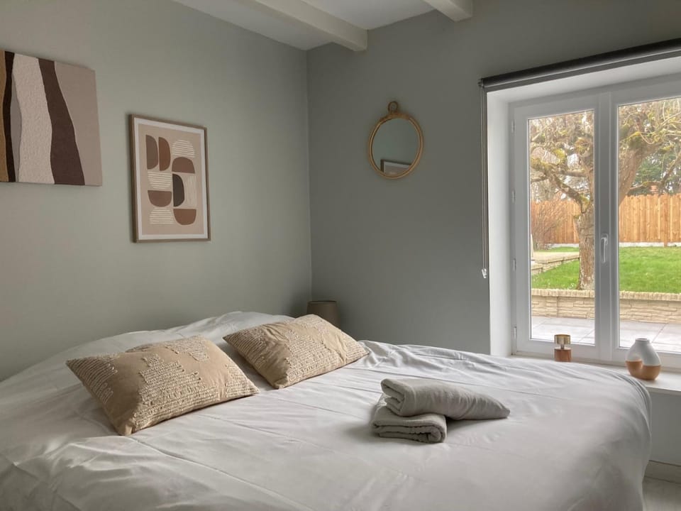 Bed, Photo of the whole room, Bedroom