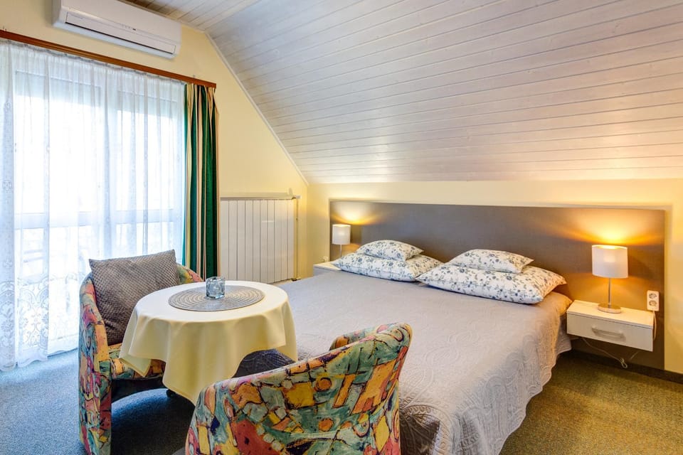 Bed, Photo of the whole room, air conditioner